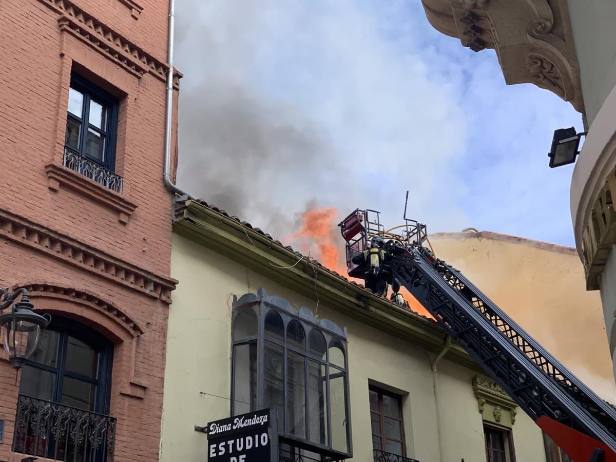 El incendio se ha desencadenado a primera hora de la mañana en uno de los inmuebles de la calle Cervantes de la capital leonesa.