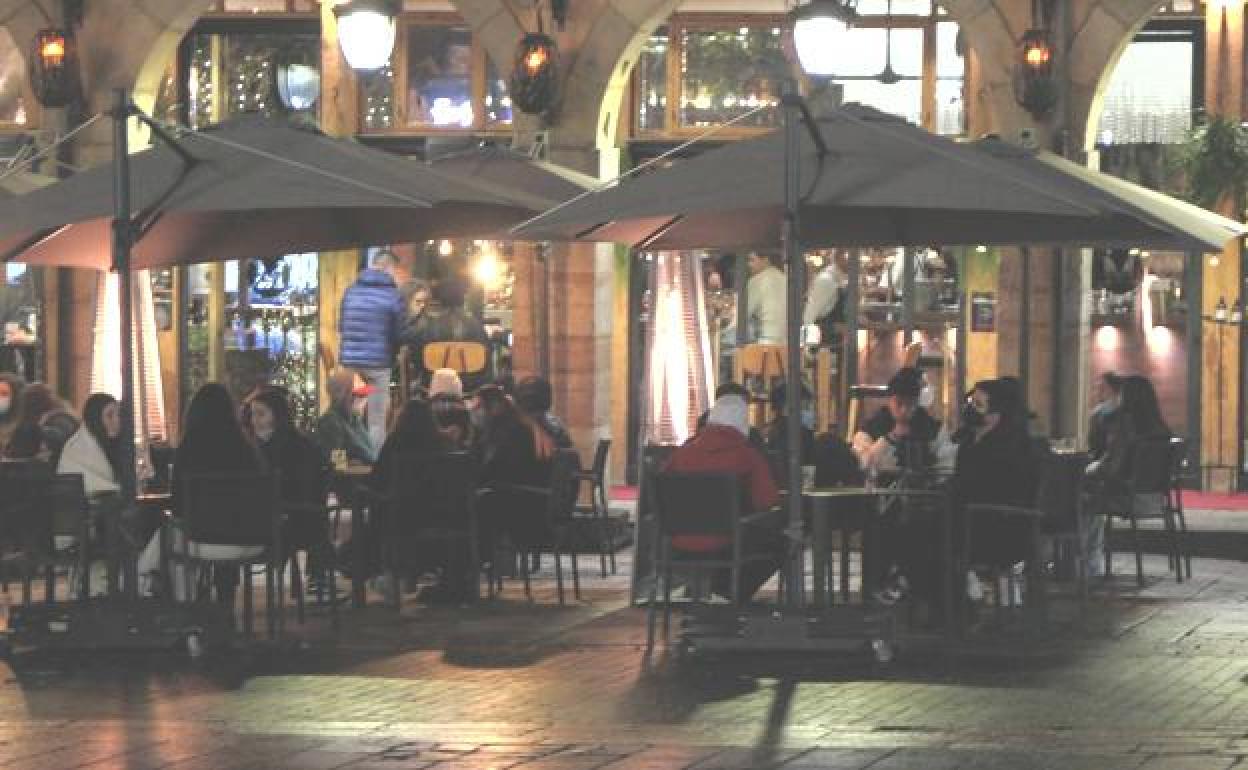 Terrazas en León capital de noche.