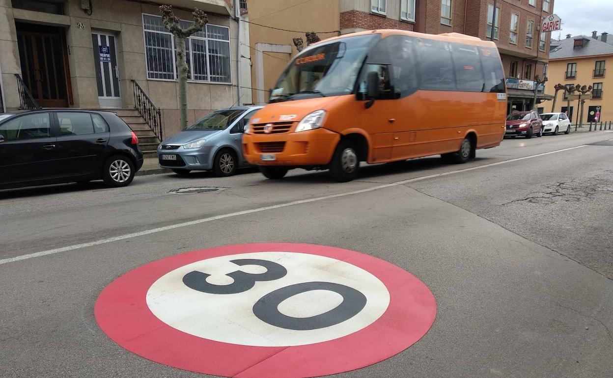 Zona 30 en la avenida del Castillo de Ponferrada. 