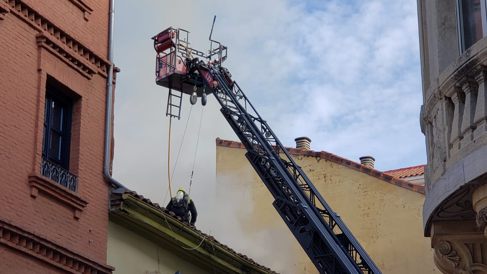 El incendio se ha desencadenado a primera hora de la mañana en uno de los inmuebles de la calle Cervantes de la capital leonesa.