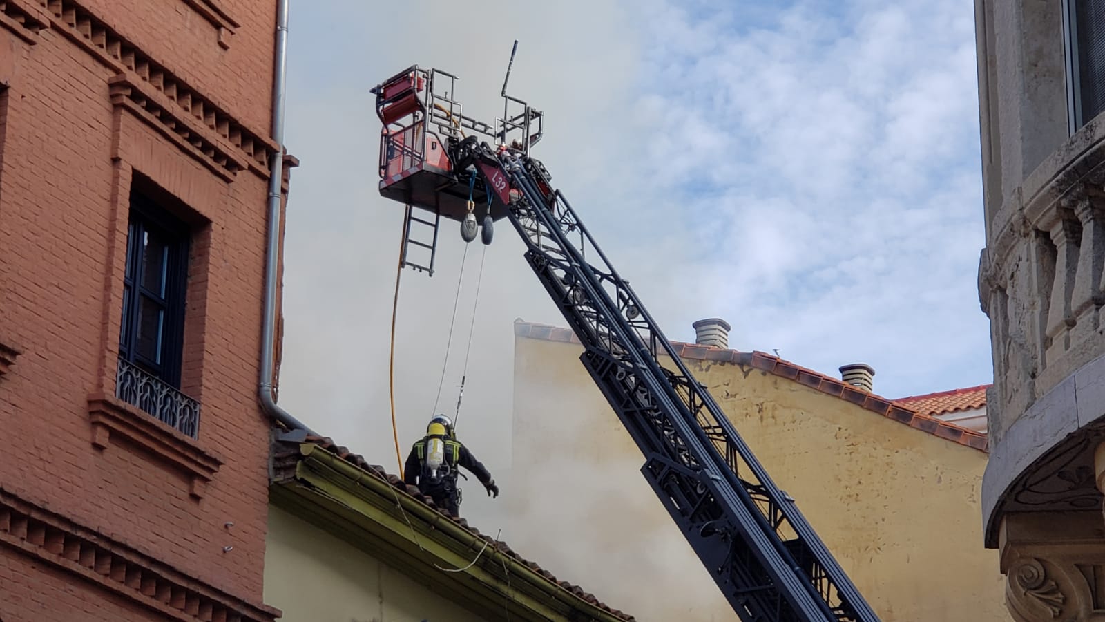 El incendio se ha desencadenado a primera hora de la mañana en uno de los inmuebles de la calle Cervantes de la capital leonesa.