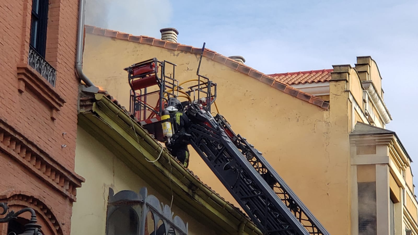 El incendio se ha desencadenado a primera hora de la mañana en uno de los inmuebles de la calle Cervantes de la capital leonesa.