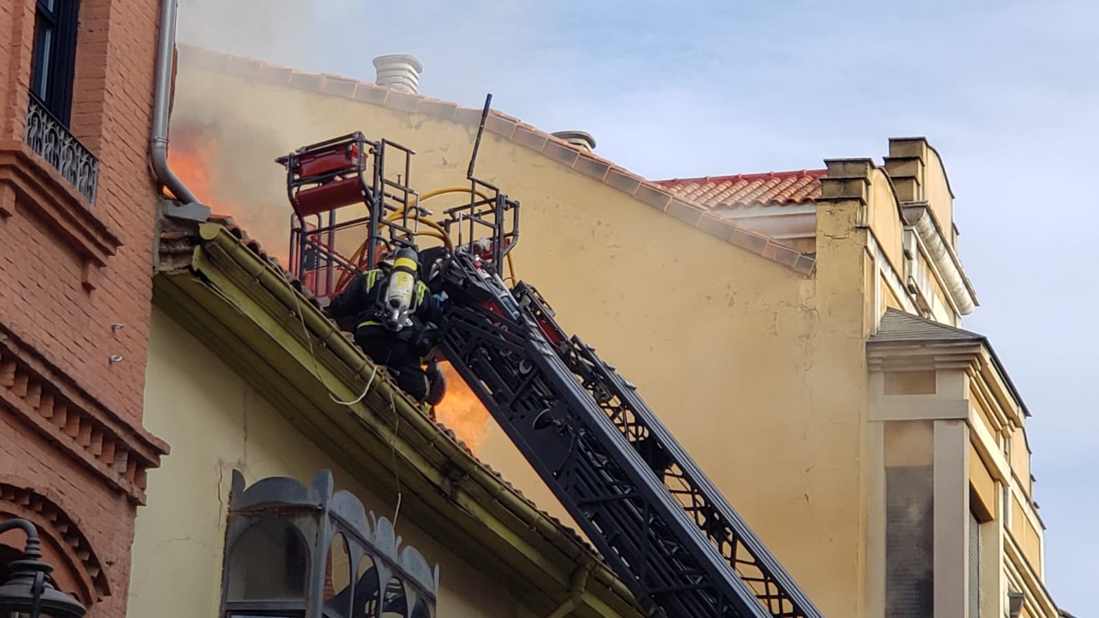 El incendio se ha desencadenado a primera hora de la mañana en uno de los inmuebles de la calle Cervantes de la capital leonesa.