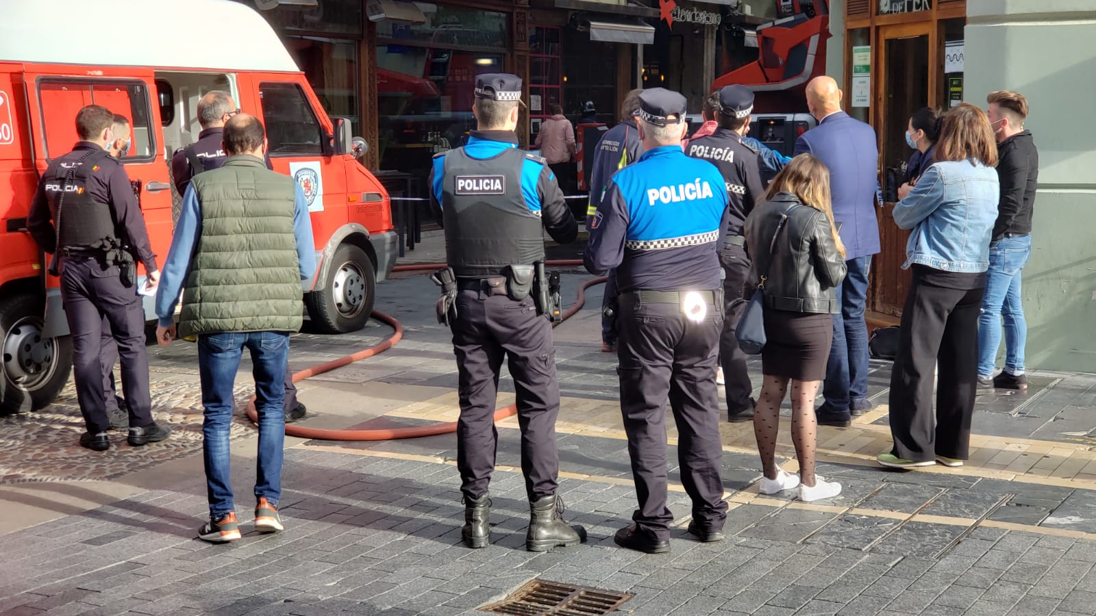 El incendio se ha desencadenado a primera hora de la mañana en uno de los inmuebles de la calle Cervantes de la capital leonesa.