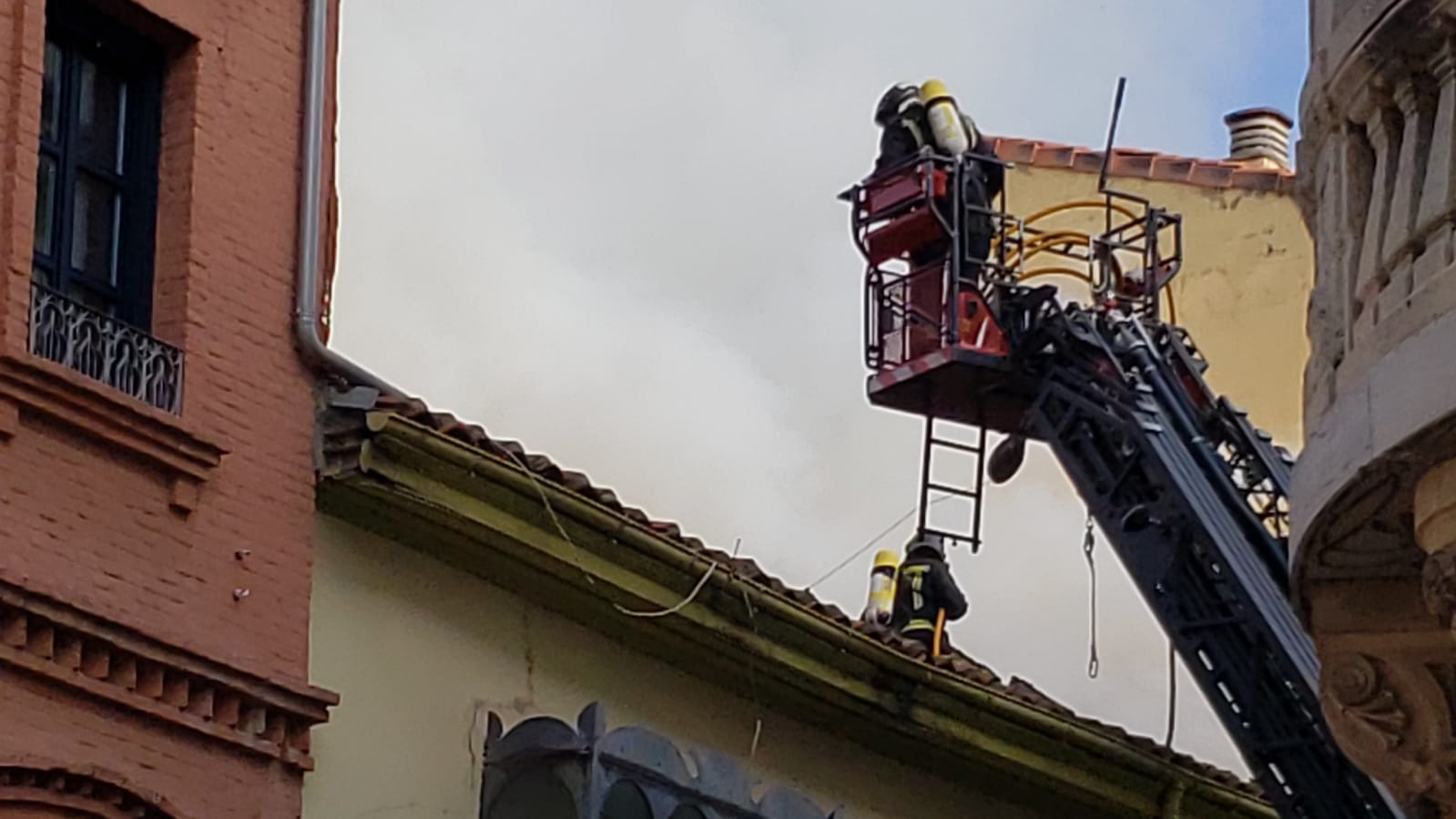 El incendio se ha desencadenado a primera hora de la mañana en uno de los inmuebles de la calle Cervantes de la capital leonesa.