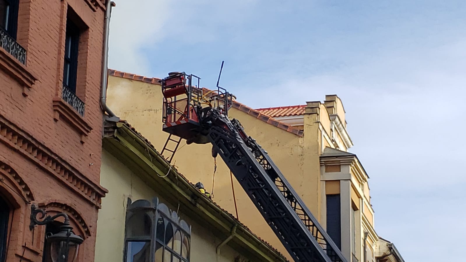 El incendio se ha desencadenado a primera hora de la mañana en uno de los inmuebles de la calle Cervantes de la capital leonesa.