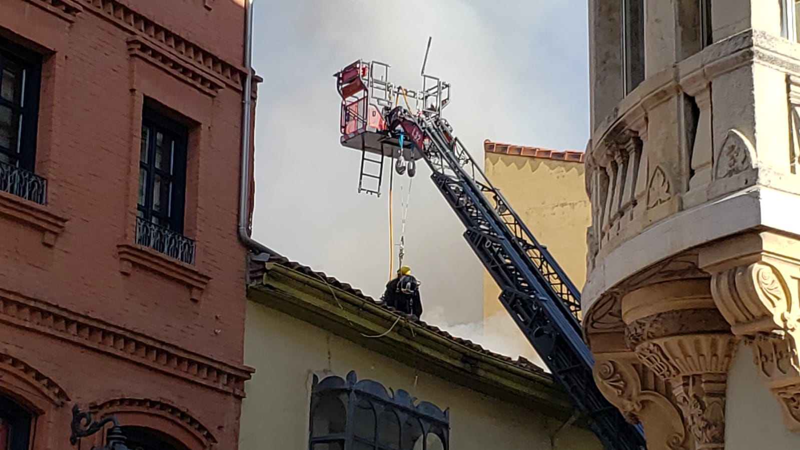 El incendio se ha desencadenado a primera hora de la mañana en uno de los inmuebles de la calle Cervantes de la capital leonesa.