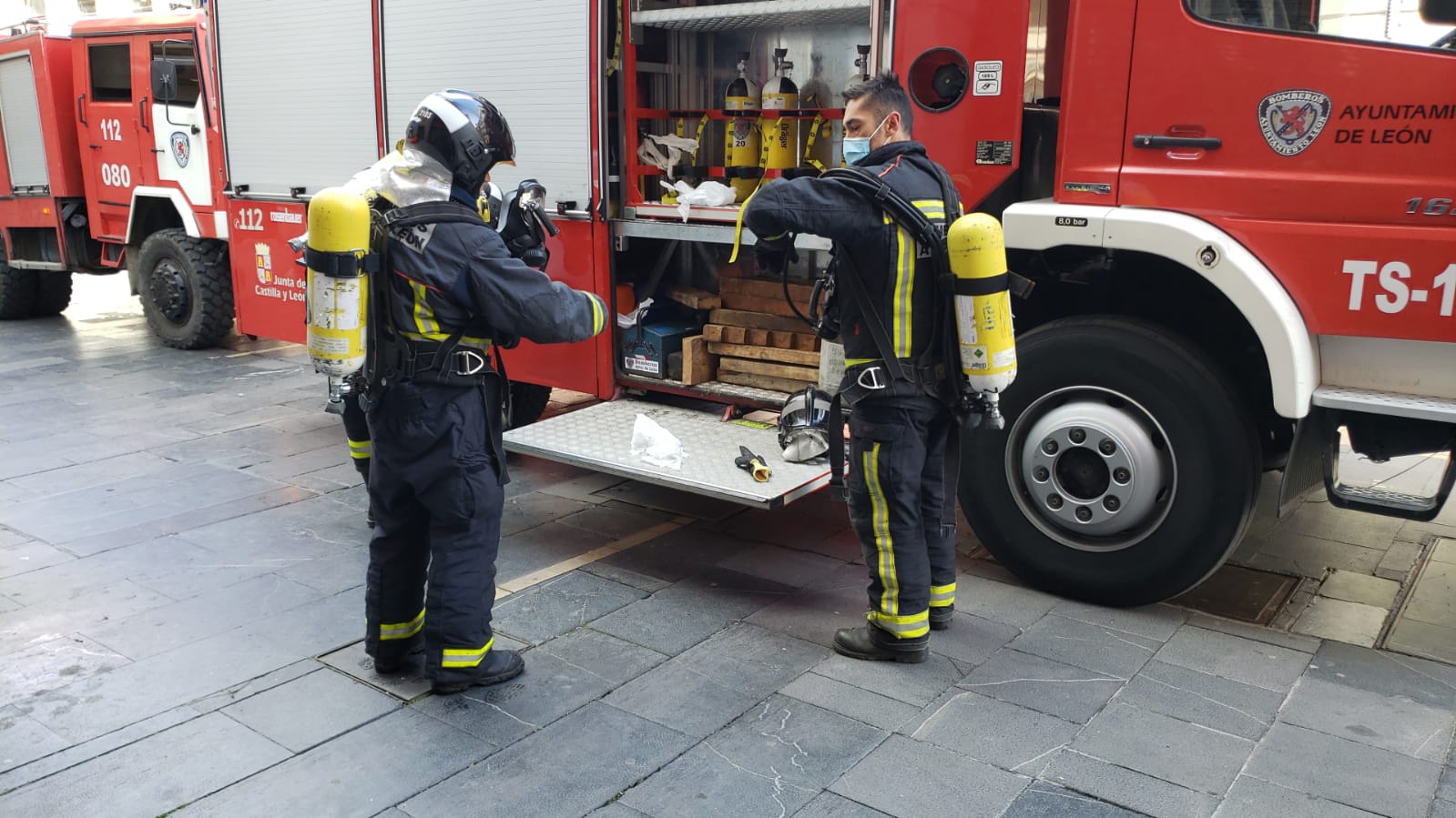 El incendio se ha desencadenado a primera hora de la mañana en uno de los inmuebles de la calle Cervantes de la capital leonesa.