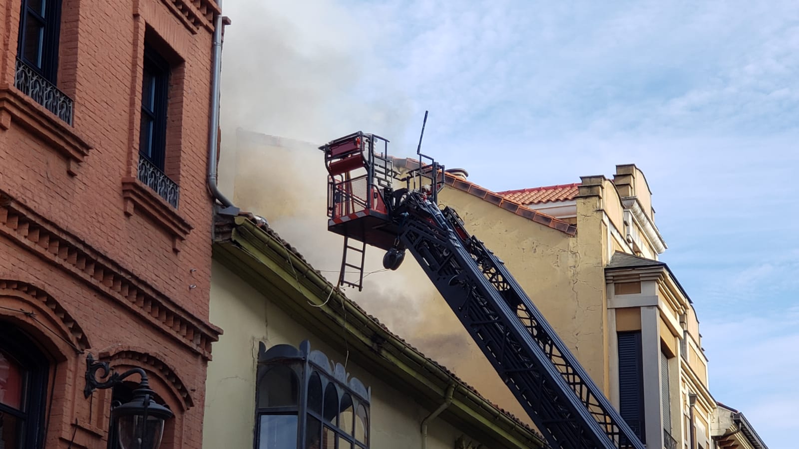 El incendio se ha desencadenado a primera hora de la mañana en uno de los inmuebles de la calle Cervantes de la capital leonesa.