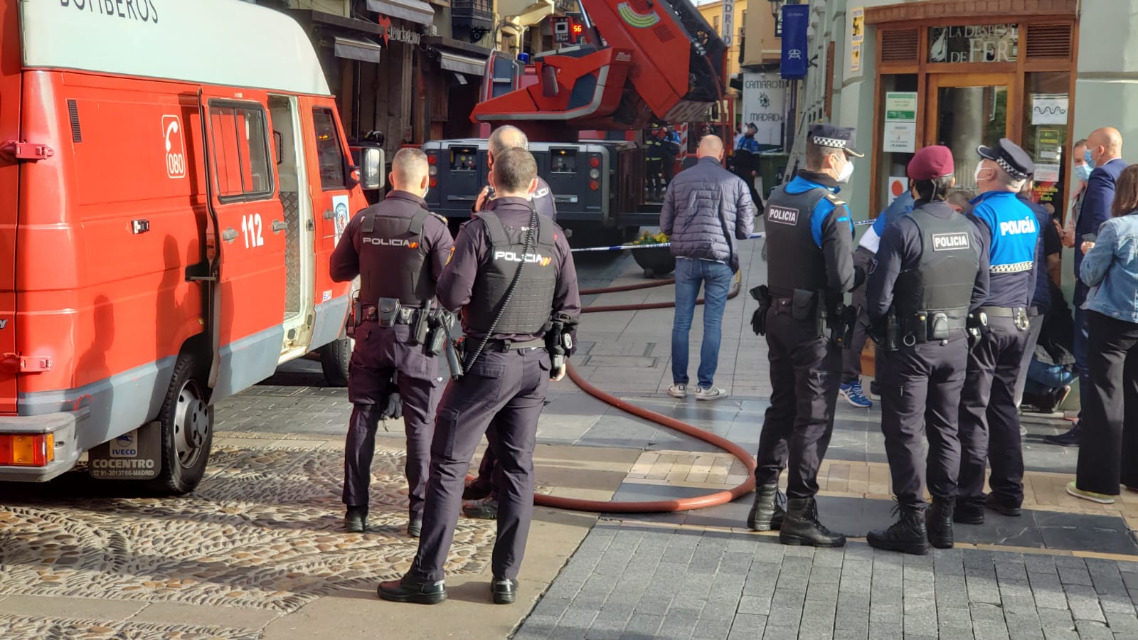 El incendio se ha desencadenado a primera hora de la mañana en uno de los inmuebles de la calle Cervantes de la capital leonesa.