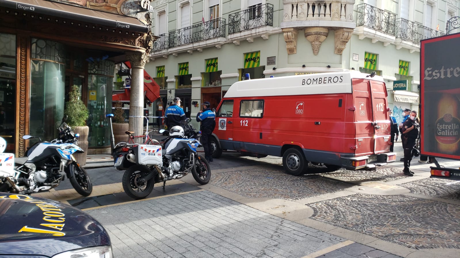 El incendio se ha desencadenado a primera hora de la mañana en uno de los inmuebles de la calle Cervantes de la capital leonesa.