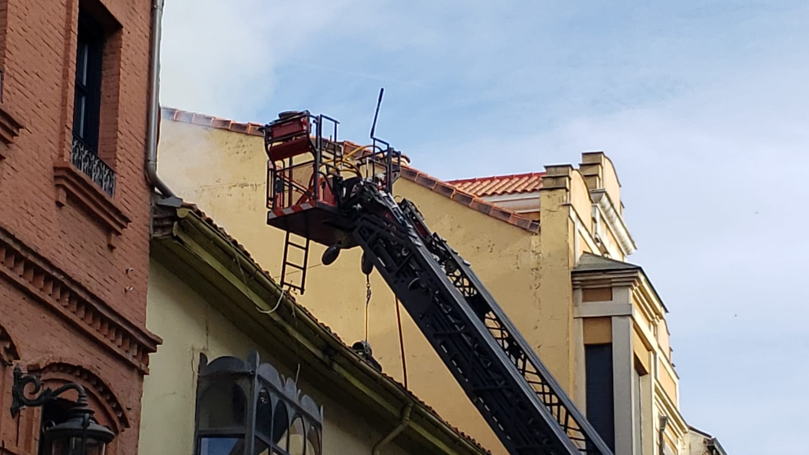 El incendio se ha desencadenado a primera hora de la mañana en uno de los inmuebles de la calle Cervantes de la capital leonesa.