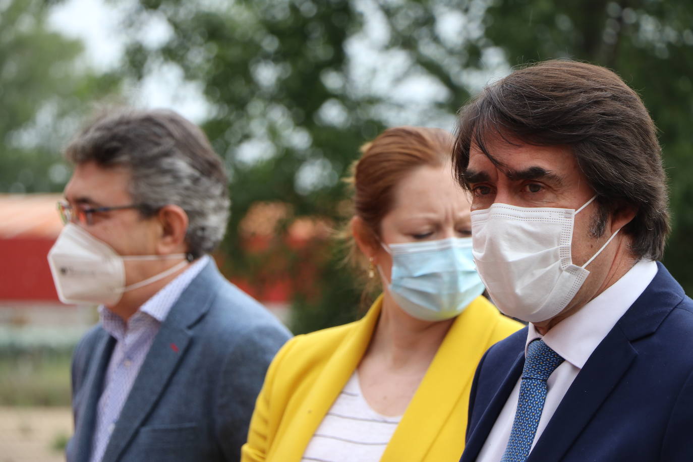 El consejero de Fomento y Medio Ambiente, Juan Carlos-Suárez Quiñones, entrega material y vestuario a las 29 agrupaciones y dos asociaciones del colectivo de voluntarios en la provincia de León 