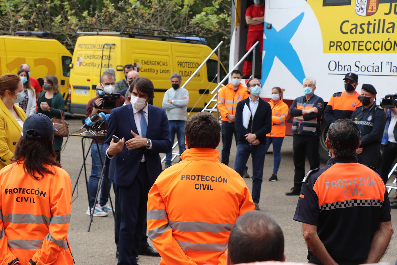 El consejero de Fomento y Medio Ambiente, Juan Carlos-Suárez Quiñones, entrega material y vestuario a las 29 agrupaciones y dos asociaciones del colectivo de voluntarios en la provincia de León 