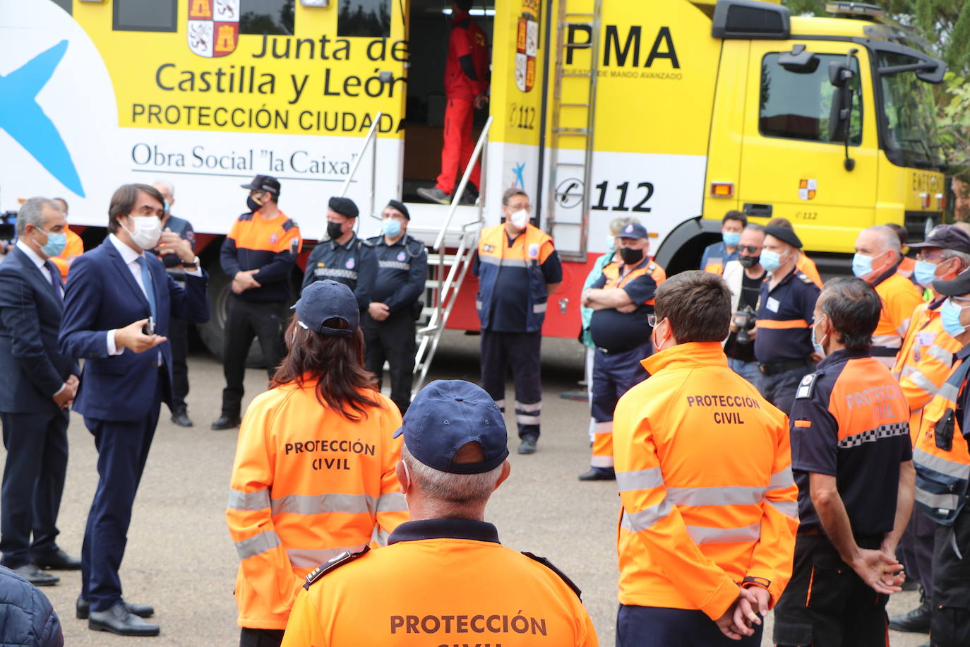 El consejero de Fomento y Medio Ambiente, Juan Carlos-Suárez Quiñones, entrega material y vestuario a las 29 agrupaciones y dos asociaciones del colectivo de voluntarios en la provincia de León 