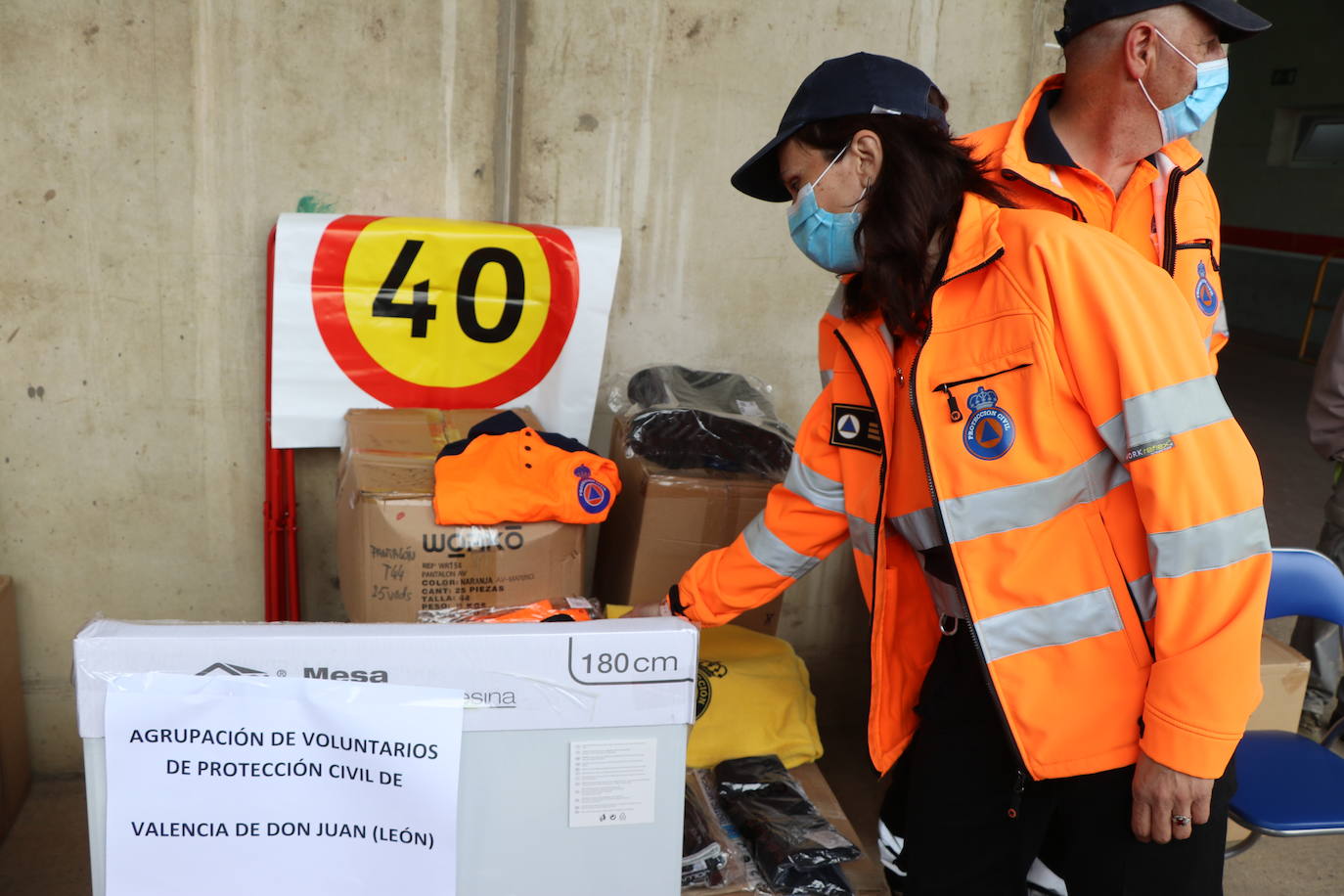 El consejero de Fomento y Medio Ambiente, Juan Carlos-Suárez Quiñones, entrega material y vestuario a las 29 agrupaciones y dos asociaciones del colectivo de voluntarios en la provincia de León 