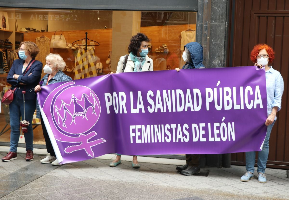 Decenas de personas reclaman una apuesta real y decidida por el sistema sanitario público frente a la Gerencia de Salud de León.