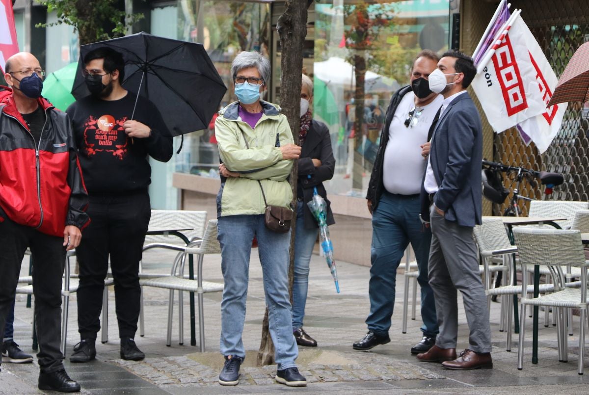 Decenas de personas reclaman una apuesta real y decidida por el sistema sanitario público frente a la Gerencia de Salud de León.