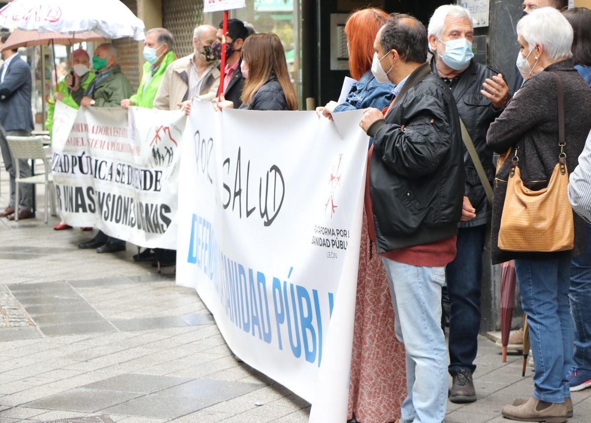 Decenas de personas reclaman una apuesta real y decidida por el sistema sanitario público frente a la Gerencia de Salud de León.