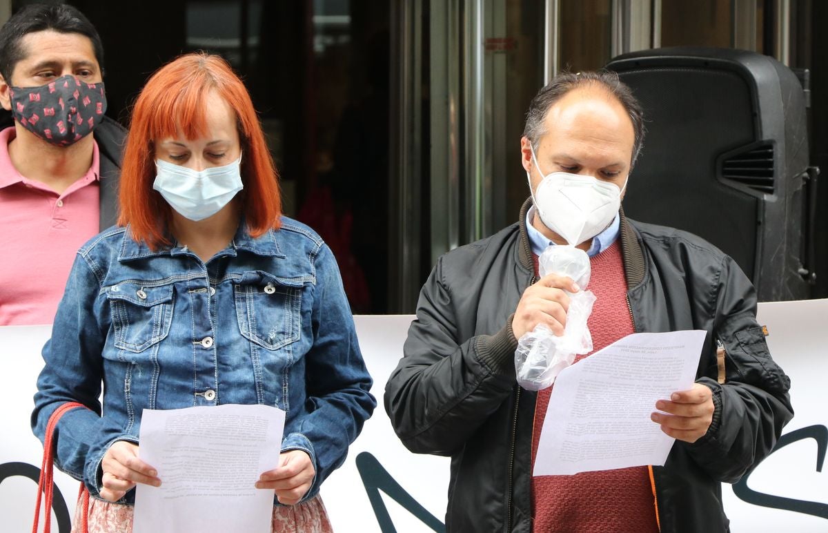 Decenas de personas reclaman una apuesta real y decidida por el sistema sanitario público frente a la Gerencia de Salud de León.