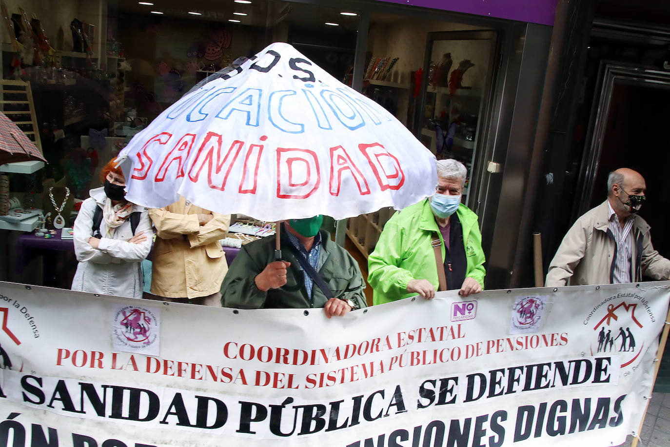 Decenas de personas reclaman una apuesta real y decidida por el sistema sanitario público frente a la Gerencia de Salud de León.