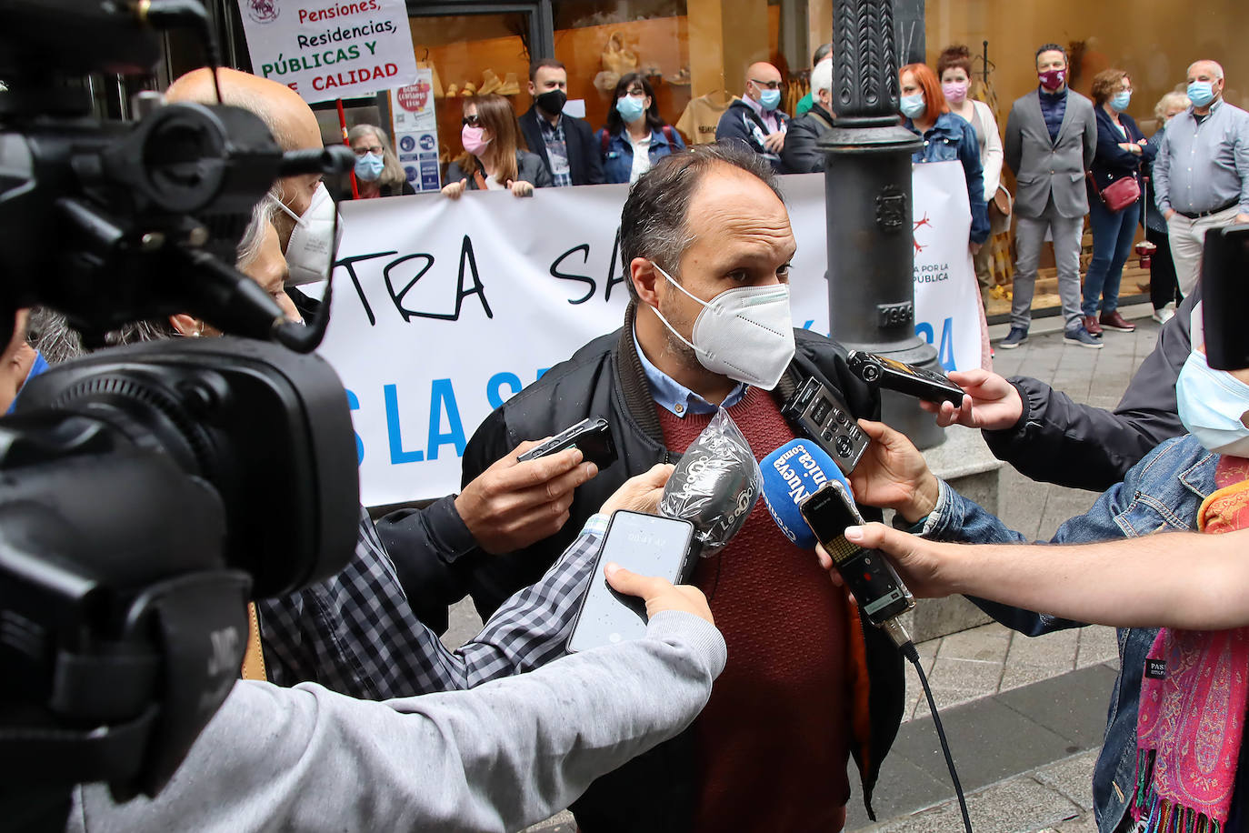 Decenas de personas reclaman una apuesta real y decidida por el sistema sanitario público frente a la Gerencia de Salud de León.