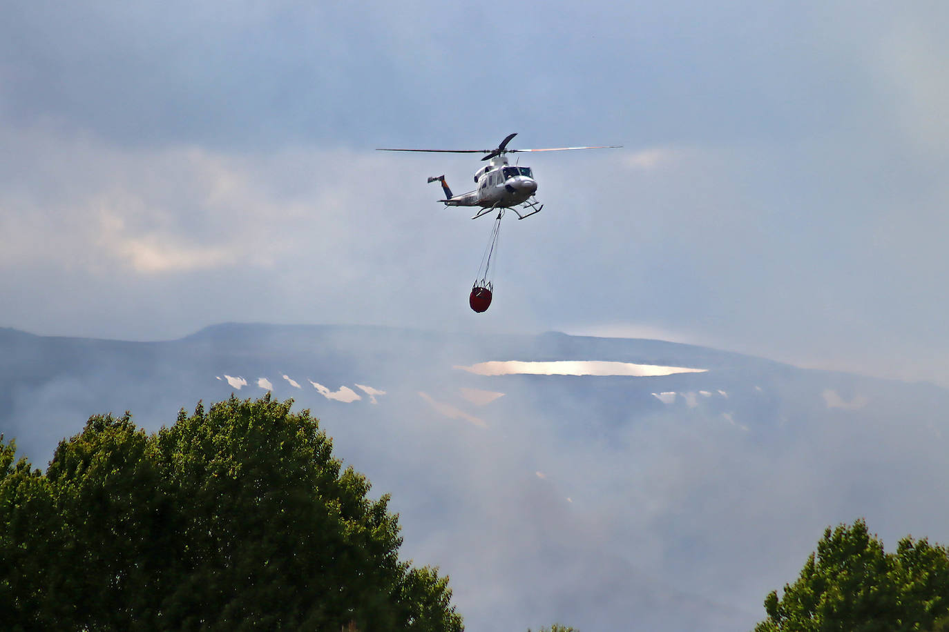 Efectivos y medios de Junta y de la Unidad Militar de Emergencias trabajan en la extinción del incendio.