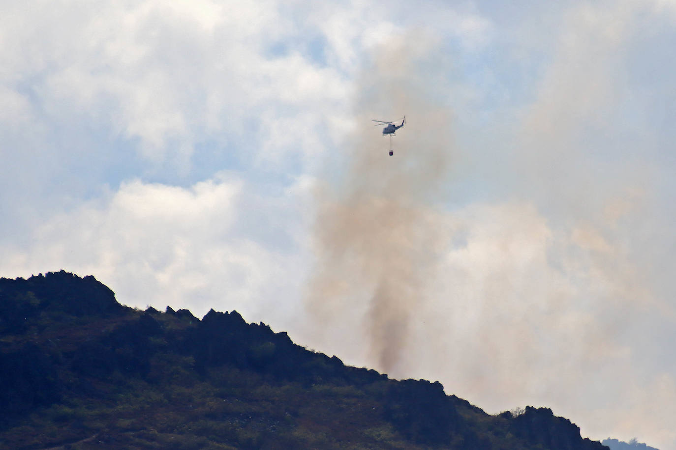 Efectivos y medios de Junta y de la Unidad Militar de Emergencias trabajan en la extinción del incendio.