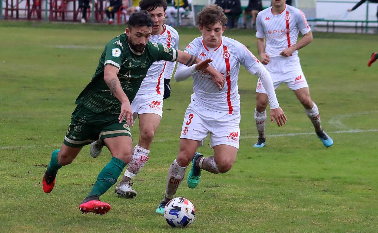 Un lance de un derbi entre Atlético Astorga y Júpiter.