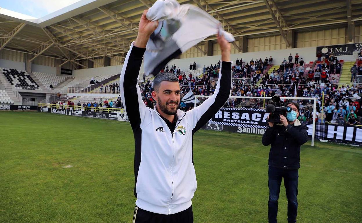 Claudio Medina celebra el ascenso en El Plantío.