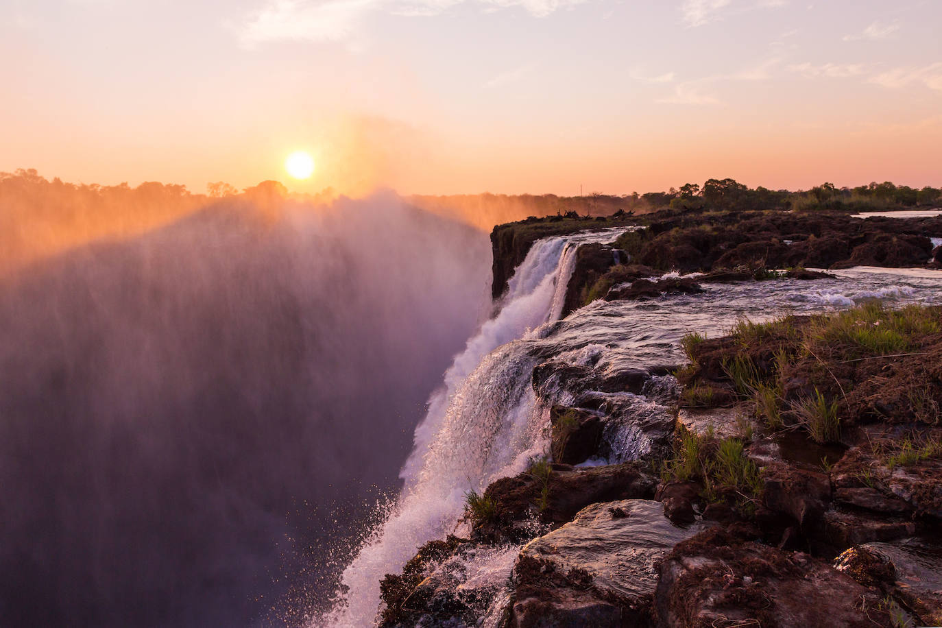 Devil's Pool, Cataratas Victoria, Zimbabue | Una espectacular cascada que conquista por su belleza, pero de la que es mejor mantenerse muy alejado, a pesar de que sí es posible bañarse en ella. Es una experiencia muy arriesgada, solo apta para valientes. 