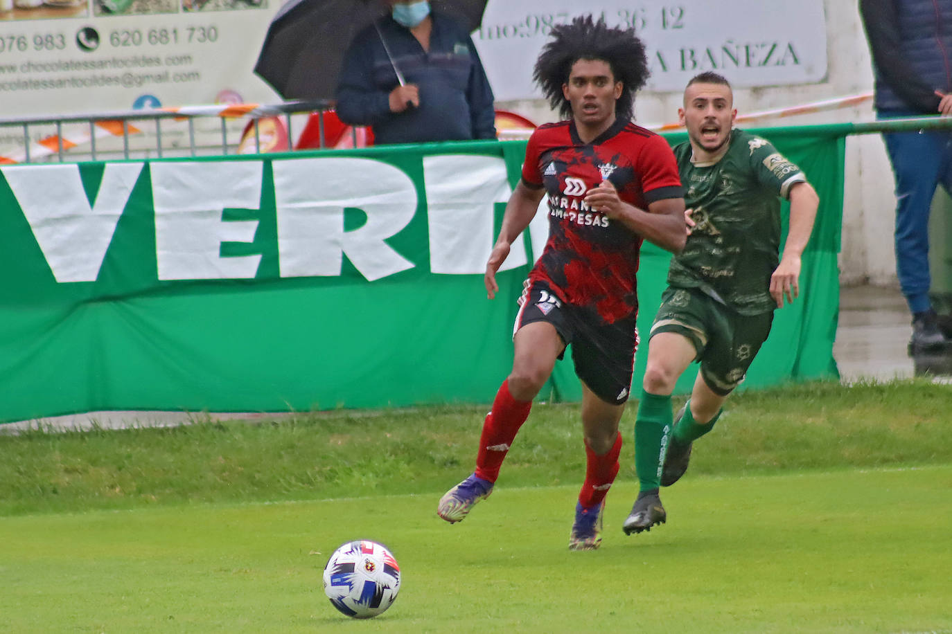 El Atlético Astorga recibió al Mirandés B en la semifinal del playoff de ascenso a Segunda RFEF.