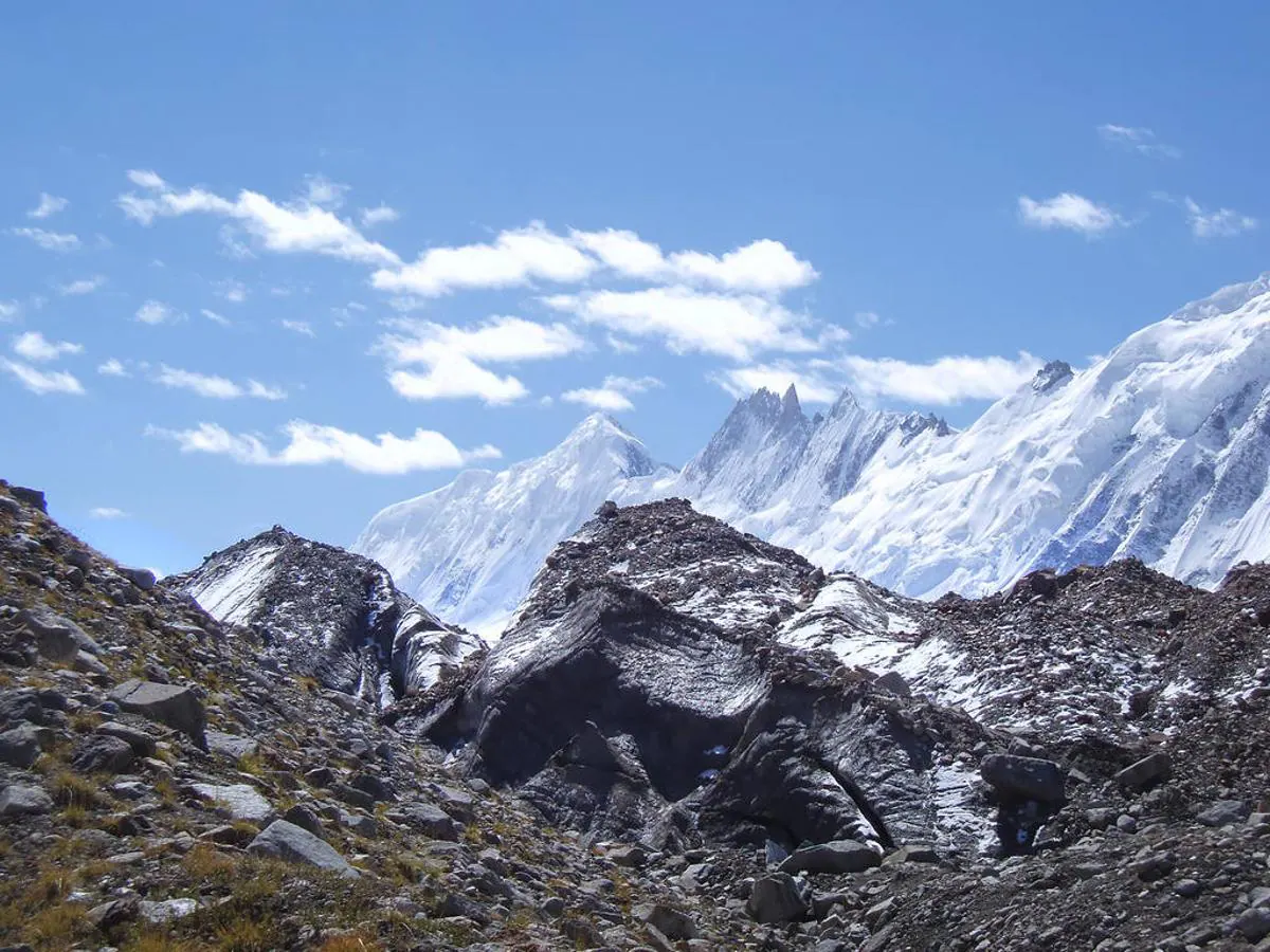 Glaciar Biafo (Pakistán): Con sus 67 kilómetros de longitud nos encontramos ante uno de los glaciares más largos fuera de los polos terrestres. Casi una autopista de hielo que se encarga de unir los antiguos reinos de Nagar y Baltistán.