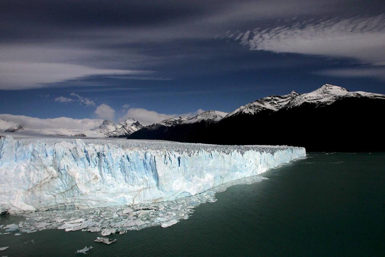 Perito Moreno (Argentina): El glaciar Perito Moreno está considerada la octava maravilla del mundo y no es para menos porque esta gran masa de hielo es un auténtico espectáculo para todo aquel que se acerque a admirarlo. Se trata de uno de los muchos glaciares que forman parte del Parque Nacional Los Glaciares y está ubicado en la provincia de Santa Cruz, al sudoeste de la Argentina y en la región de Patagonia. Comprende una superficie de 6.000 km2.