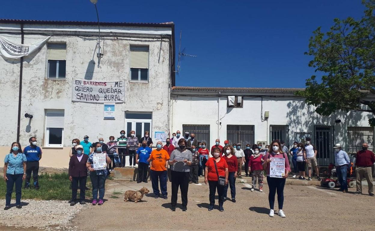 Concentración frente al consultorio médico de Barrientos.