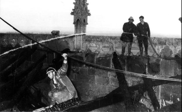 Galería. Trabajo de los bomberos en la cubierta de la Catedral de León.