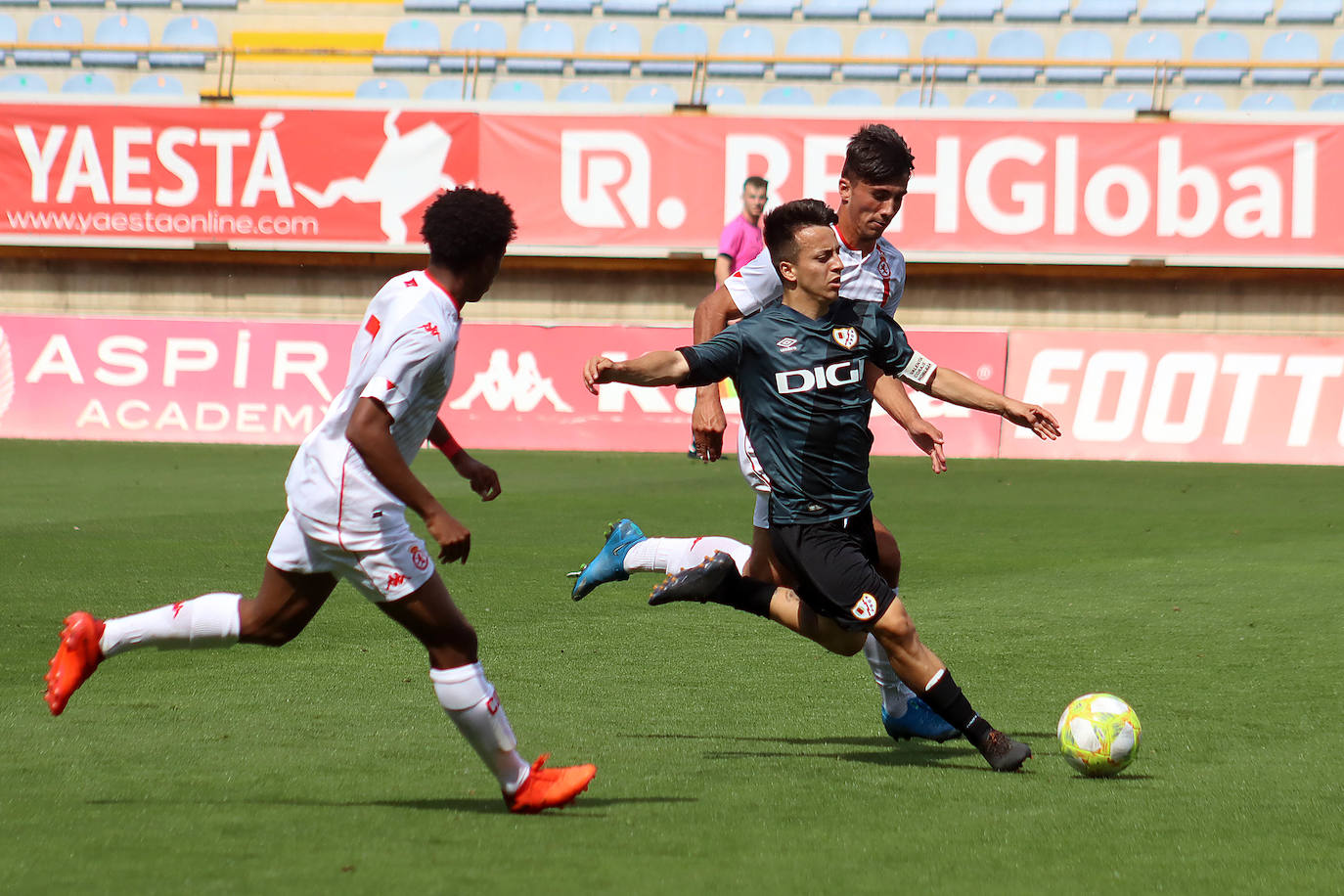 El conjunto dirigido por Adrián Cantabrana no puede con el Rayo Vallecano y pone el broche a una histórica temporada con derrota.