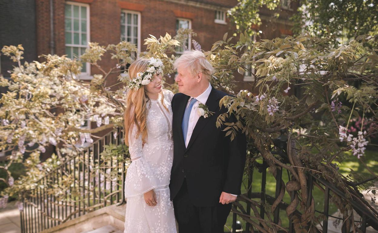 Carrie Symonds y Boris Johnson, el sábado después de su boda.