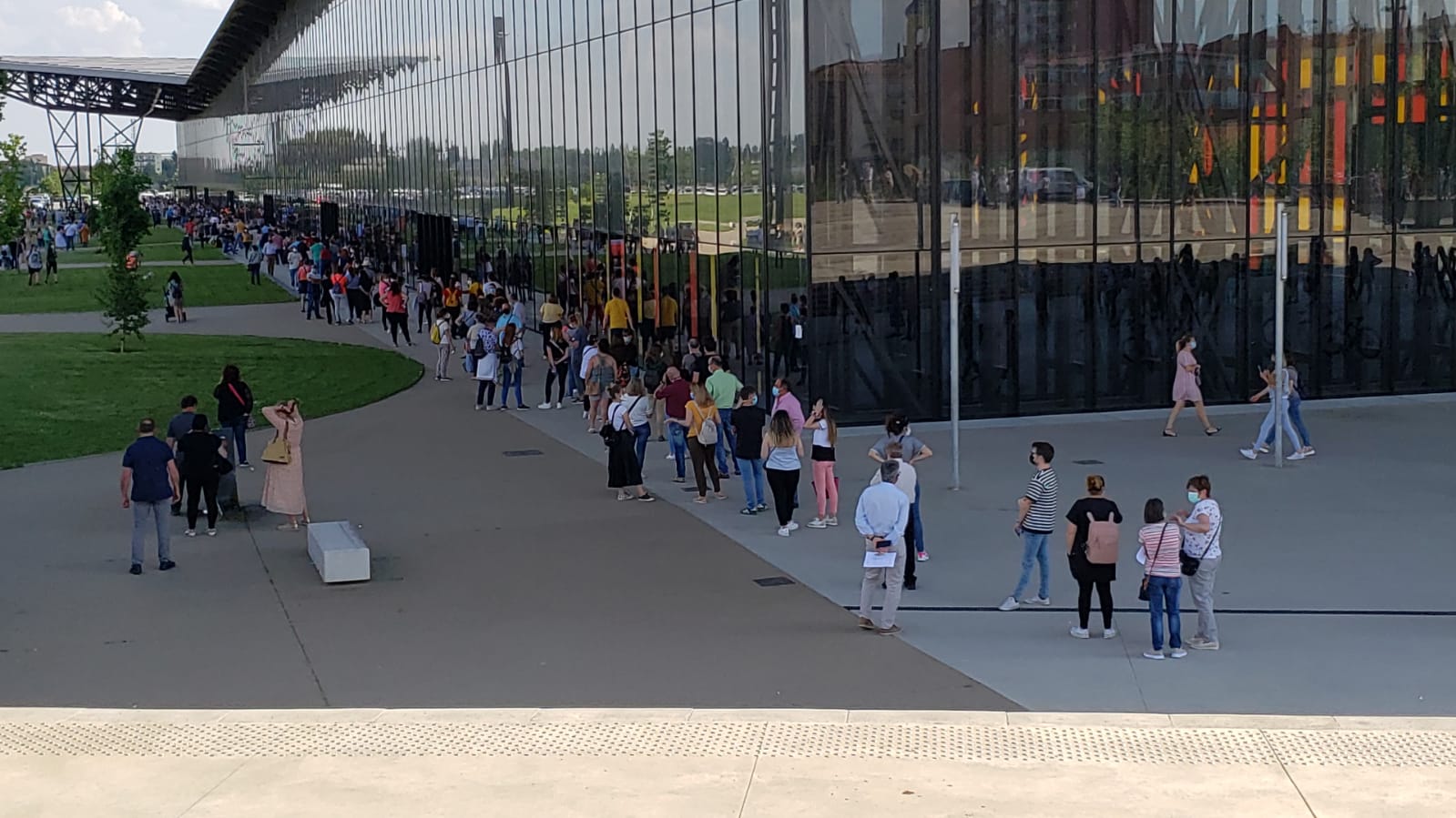 Los nacidos entre 1965 y 1967 han sido citados para inocularles su protección contra la covid-19 en el Palacio de Exposiciones de León