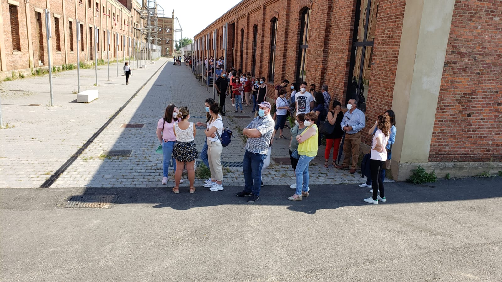 Los nacidos entre 1965 y 1967 han sido citados para inocularles su protección contra la covid-19 en el Palacio de Exposiciones de León