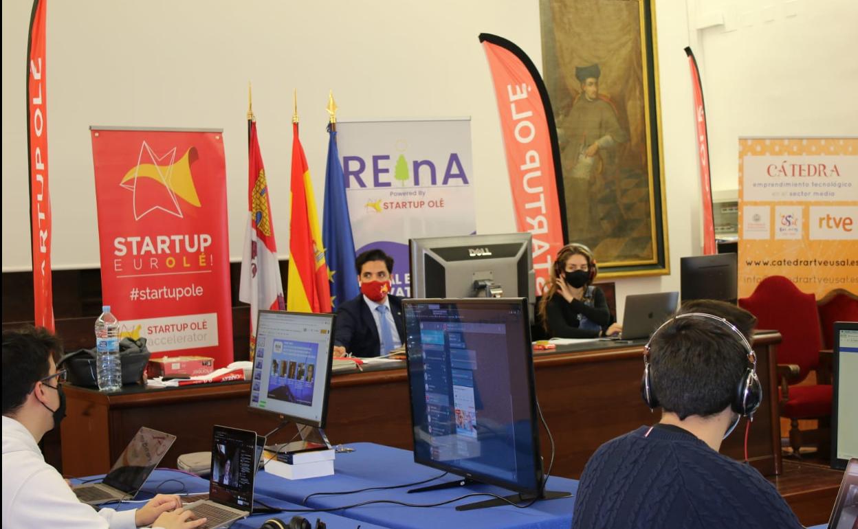 Emilio Corchado, en el centro, durante la presentación de REIna. 