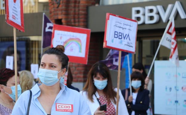 Concentración frente a las puertas del BBVA en Santo Domingo. 