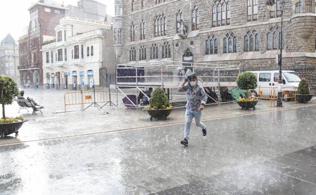 Galería. La lluvia sorprendió a los leoneses.