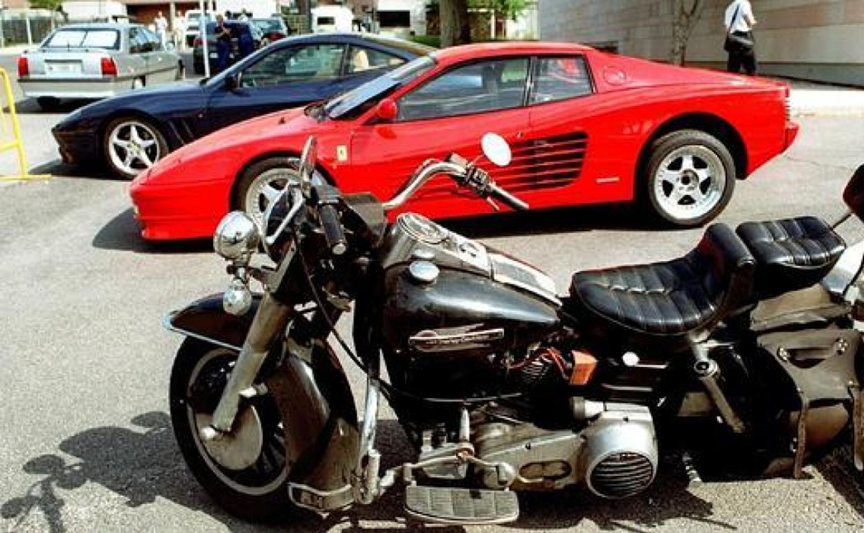 Coches y motos incautados en operaciones policiales. 