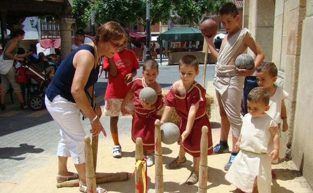 Los más pequeños disfrutan de los juegos tradicionales durante el Mercado Romano.