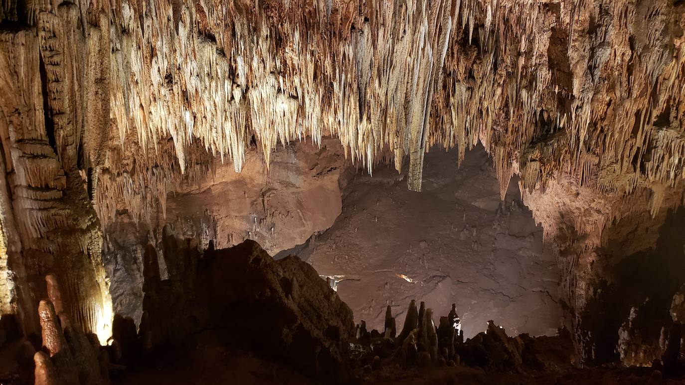 Ubicada en el corazón de la montaña leonesa la Cueva de Valporquero sigue deslumbrando una y mil veces. Un millón de años de historia convierten sus salas en un escenario al que merece la pena regresar de forma recurrente. 