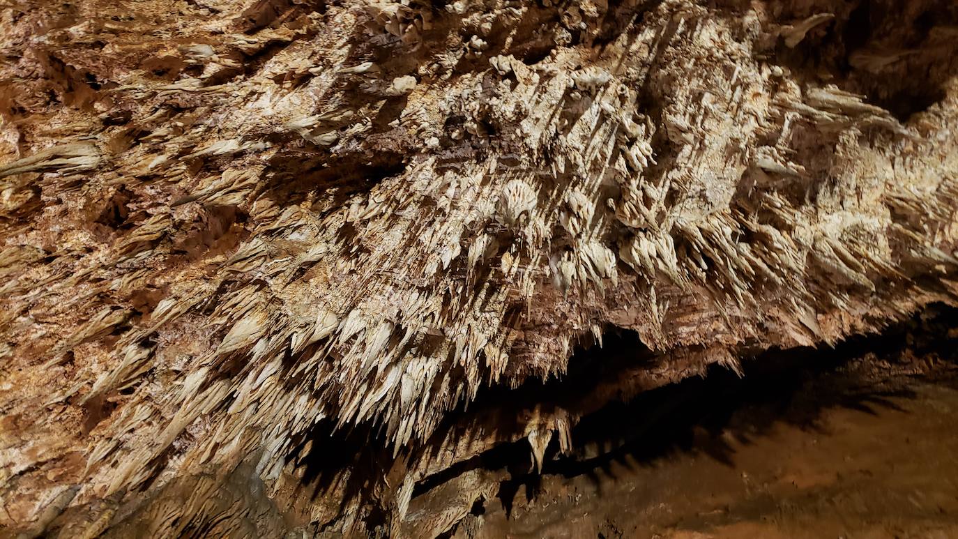 Ubicada en el corazón de la montaña leonesa la Cueva de Valporquero sigue deslumbrando una y mil veces. Un millón de años de historia convierten sus salas en un escenario al que merece la pena regresar de forma recurrente. 