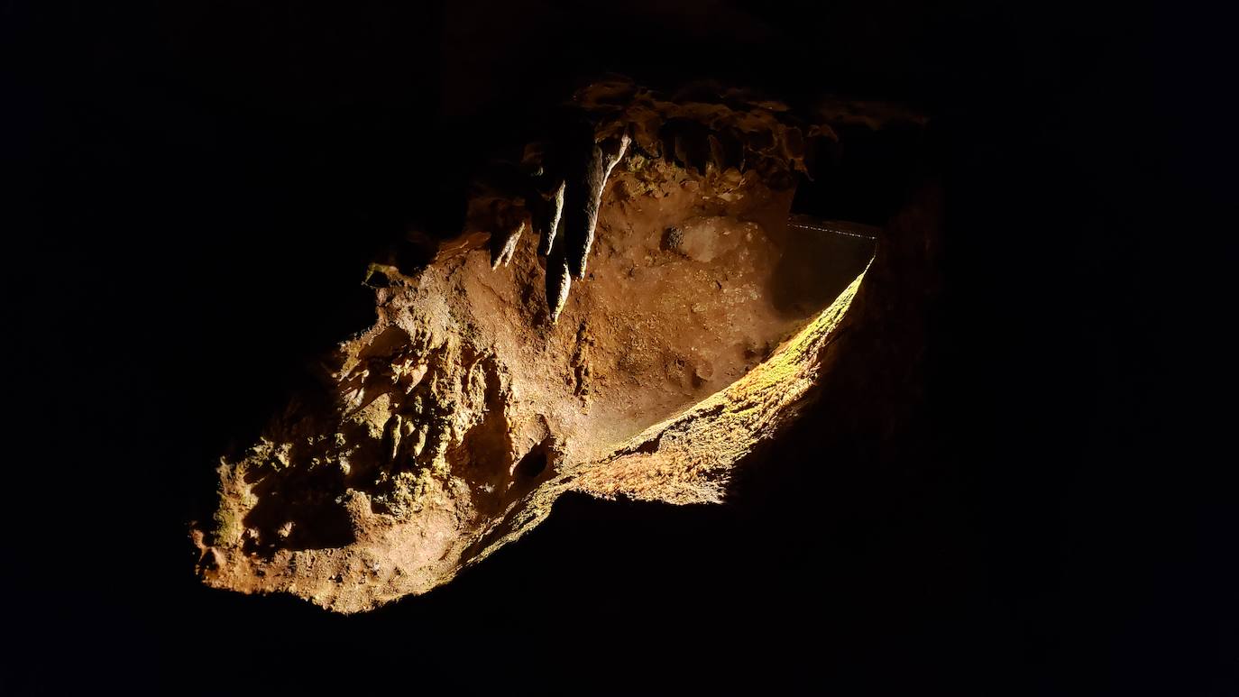 Ubicada en el corazón de la montaña leonesa la Cueva de Valporquero sigue deslumbrando una y mil veces. Un millón de años de historia convierten sus salas en un escenario al que merece la pena regresar de forma recurrente. 