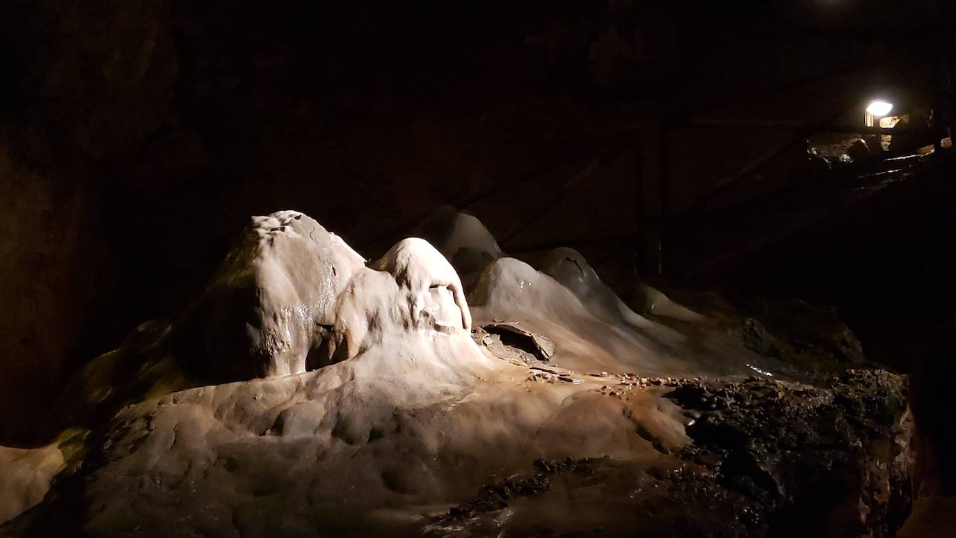 Ubicada en el corazón de la montaña leonesa la Cueva de Valporquero sigue deslumbrando una y mil veces. Un millón de años de historia convierten sus salas en un escenario al que merece la pena regresar de forma recurrente. 