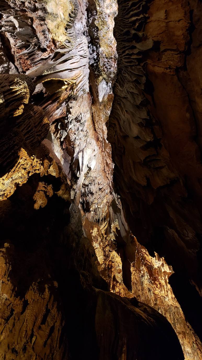 Ubicada en el corazón de la montaña leonesa la Cueva de Valporquero sigue deslumbrando una y mil veces. Un millón de años de historia convierten sus salas en un escenario al que merece la pena regresar de forma recurrente. 